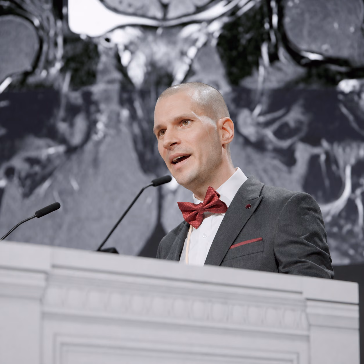 Dr. Igor Nosek presenting MRI images at ECR 2026